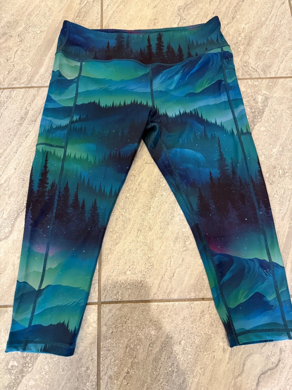 Constantly Varied Gear Aurora Borealis Capri Leggings XXL